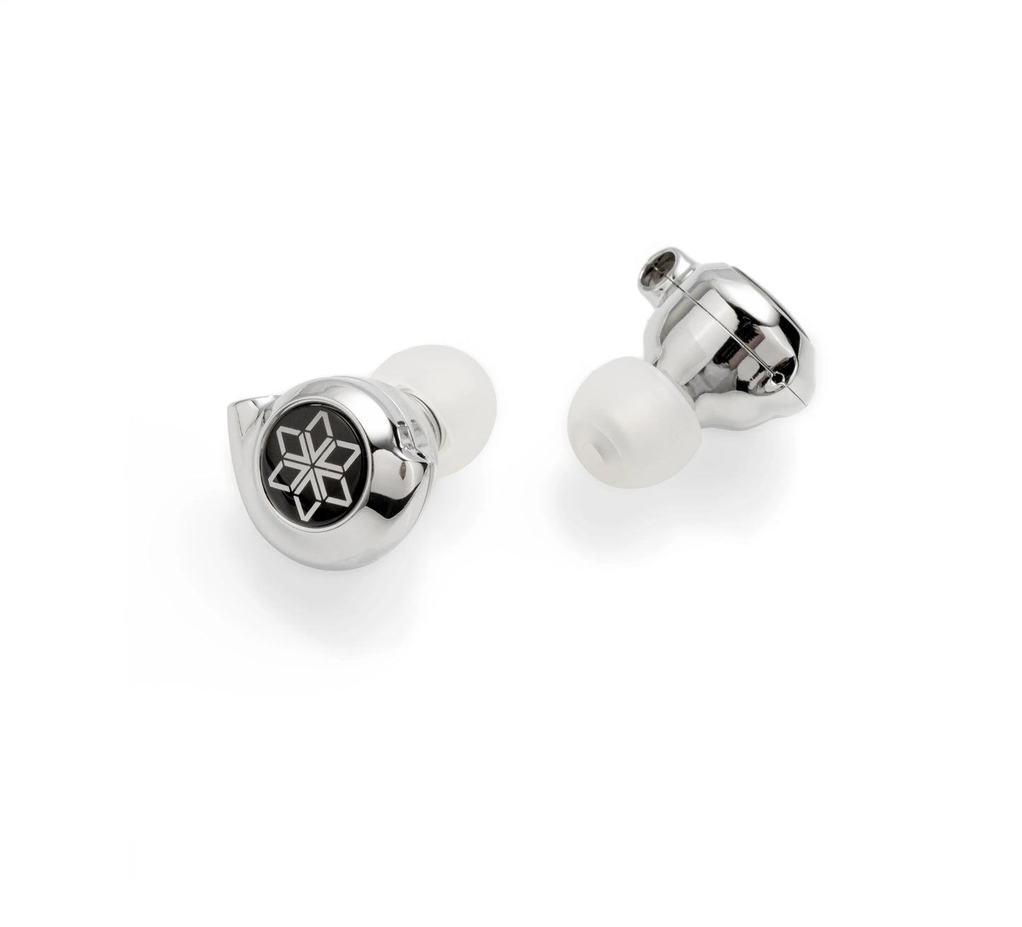 IEM FiiO FD11 con driver dinámico de carbono, doble cámara y doble imán. Graves profundos, 24Ω, cable 0.78 mm (2-pin) y plug 3.5 mm. Carcasa metálica.