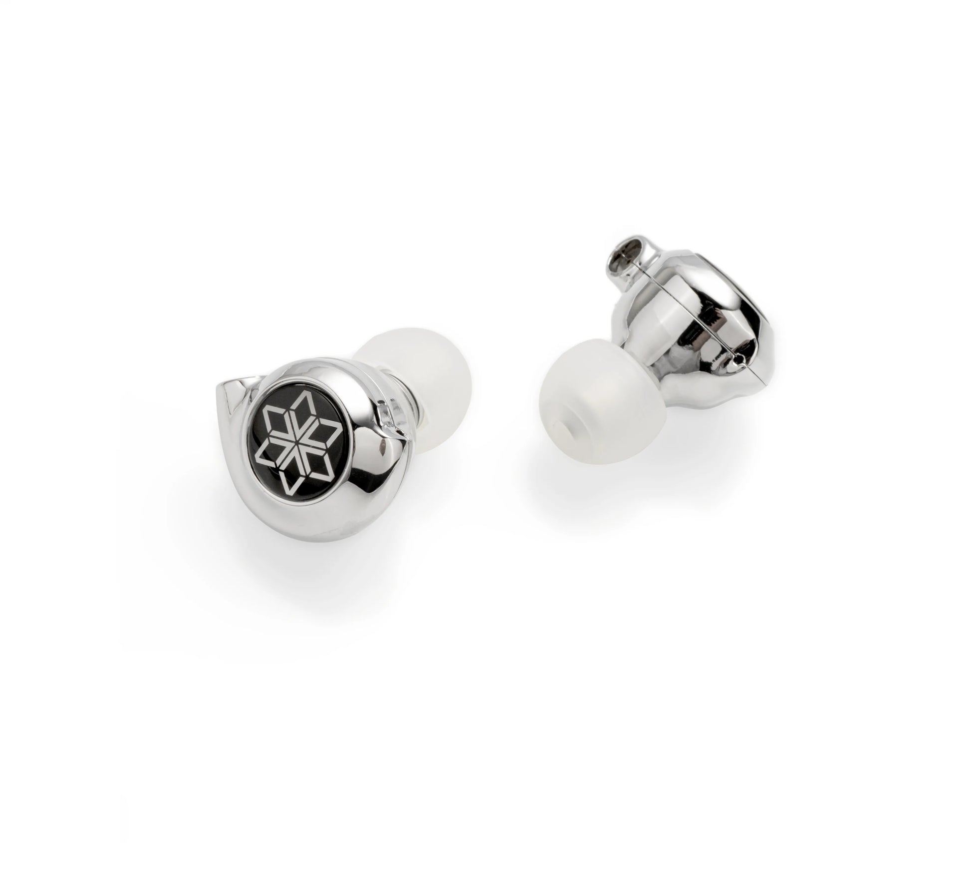 IEM FiiO FD11 con driver dinámico de carbono, doble cámara y doble imán. Graves profundos, 24Ω, cable 0.78 mm (2-pin) y plug 3.5 mm. Carcasa metálica.