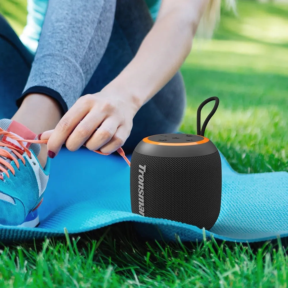 Tronsmart T7 Mini: 15W, IPX7, hasta 18 h (LED off), TWS, luces rítmicas, BT 5.3, MicroSD y Aux-in. Compacto y potente para playa, ducha o viajes.